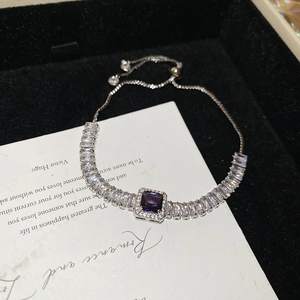 Détail d'un bracelet réglable en argent avec zircon violet et cristaux rectangulaires