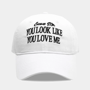 Gros plan de la broderie noire sur le tissu en coton blanc de la casquette de baseball