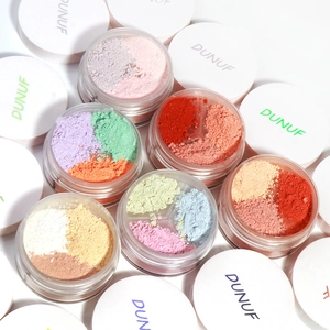 Vue à plat de pots de poudre fixatrice mate colorée aux nuances et textures variées