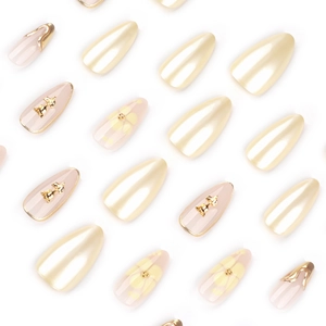 Faux ongles amande 3D rose dorée et nœud en tons champagne doré et rose nude