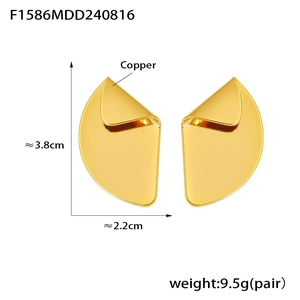 Détails de boucles d'oreilles géométriques dorées avec dimensions de 3,8cm par 2,2cm