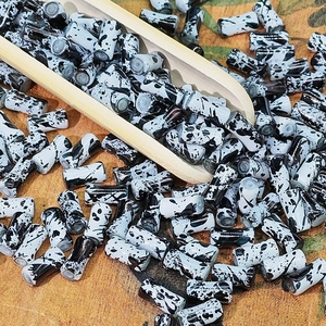 Vue détaillée des perles de bambou cylindriques 6x12mm avec texture d'encre de Chine