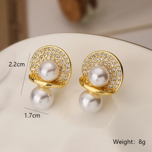 Detail view of gold fan-shaped earrings with white pearls, height 2.2cm and weight 8g