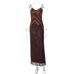 Détail de l'imprimé totem marron sur tissu mesh avec de fines bretelles sur une robe