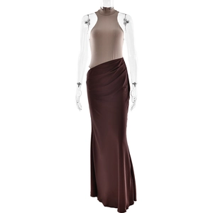 Détail des plis à la taille d'une robe sans manches bicolore beige et marron foncé