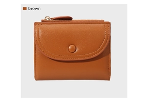 Cartera corta marrón con textura litchi y detalle de cierre con botón a presión