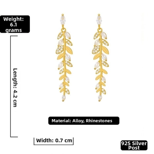 Détail de boucles d'oreilles feuilles à strass, longueur 4,2cm et tiges argent