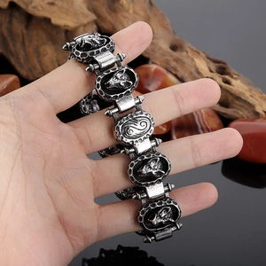 Detailansicht eines Retro-Wolfskopf-Armbands mit geprägten Gliedern im Punk-Stil und Textur