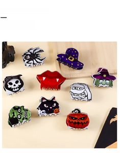 Vue à plat de pinces à cheveux d'Halloween avec motifs de citrouille, araignée et fantôme