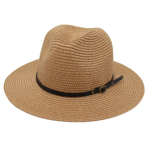 Cappello Panama classico in paglia con fascia in pelle nera e fibbia in metallo su fondo bianco
