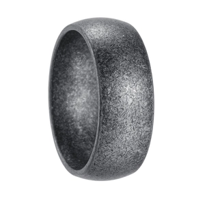 Vue détaillée d'une bague en acier argenté vintage avec texture vieillie et polie