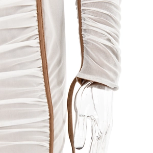 Détail de la robe en maille blanche avec texture plissée et bordure marron contrastante