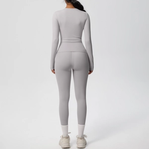 Vista posteriore del set yoga grigio con tessuto spazzolato e leggings a vita alta