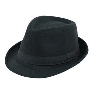 Détail d'un chapeau fedora vintage en laine noire avec ruban gros-grain assorti
