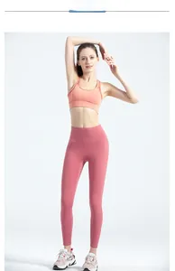Detail der High-Waist Yoga-Leggings mit Push-up Effekt und Sport-BH Set in Pink und Orange