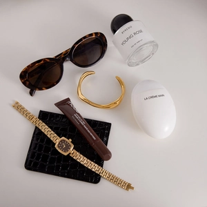 Bracelet jonc doré minimaliste avec montre de luxe et lunettes en écaille de tortue