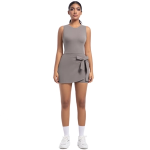 Dettaglio vestito da yoga grigio con body senza maniche e gonna a portafoglio