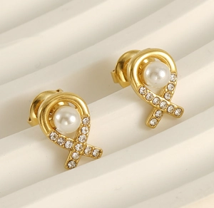 Détails de boucles d'oreilles croisées dorées 18K avec perle centrale et cristaux