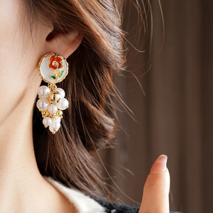 Boucle d'oreille vintage en émail floral plaqué or avec perles blanches sur mannequin