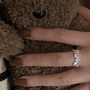 Minimalistischer 925 Sterling Silber Ring mit Lava-Textur und Perle am Finger getragen