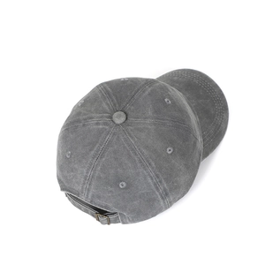 Bovenaanzicht van een vintage donkergrijze gewassen katoenen baseballpet met 6 panelen
