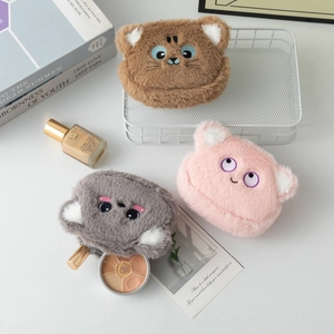 Dettaglio di portamonete in peluche con ricamo animale in una scena quotidiana