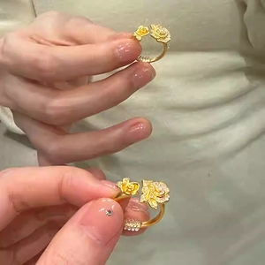 Bague vintage rose dorée à l'or fin avec pavé de zircons étincelants réglable