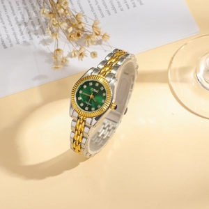 Montre élégante bicolore en acier pour femme avec cadran vert foncé et index diamant