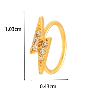 Vue détaillée d'un piercing nez éclair en titane doré avec zircon de 1,03cm x 0,43cm