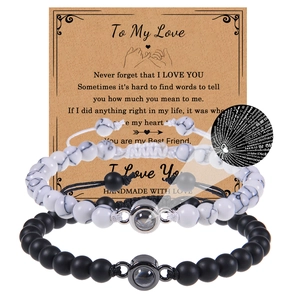 Detail der Ich liebe dich Projektions-Armbänder auf einer Herz-Geschenkkarte aus Kraftpapier