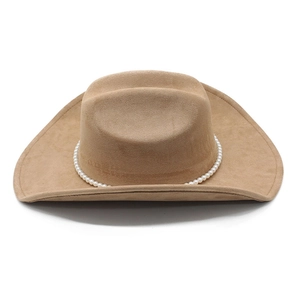 Détail d'un chapeau de cow-boy en daim camel orné d'une élégante chaîne de perles blanches