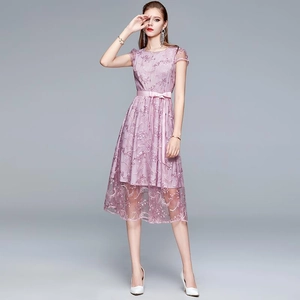 Elegantes rosa Mesh-Midikleid mit schwerer Blumenstickerei und Satin-Taillengürtel