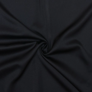 Primo piano del tessuto di raso nero che mostra la trama liscia e l'elegante drappeggio
