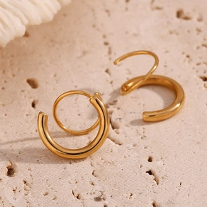 Détail des boucles d'oreilles double spirale plaquées or 18 carats sur pierre naturelle
