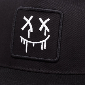 Cappellino trucker nero street style con ricamo faccia di diavolo e visiera piatta