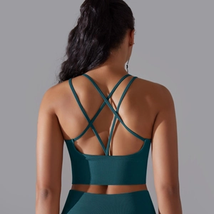 Détail du soutien-gorge de sport côtelé vert foncé avec des bretelles croisées au dos