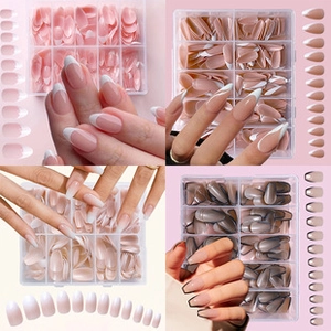 Collage di vari stili di unghie finte tra cui forme French, a mandorla e quadrate