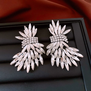 Gros plan détaillé des boucles d'oreilles ailes en cristal avec placage argenté et strass