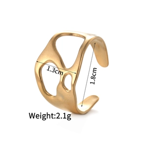 Detail showing irregular gold ring dimensions with 1.8cm height and 2.1g weight specs