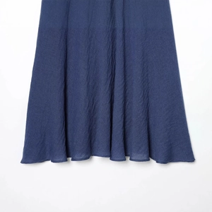 Abito midi a mantella blu scuro alla moda con tessuto strutturato e dettagli con volant