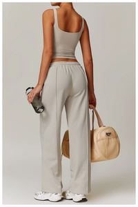 Vue arrière d'un débardeur de yoga ajusté et d'un pantalon taille haute beige clair
