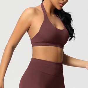 Vue latérale de l'ensemble brassière de sport côtelée sans couture et legging bordeaux