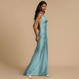 Detail eines hellblauen rückenfreien Satin-Abendkleids mit feinen Trägern und Glanz