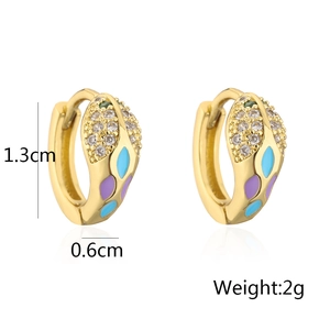 Dettaglio dei mini orecchini a cerchio serpente placcati oro 18K con smalto colorato