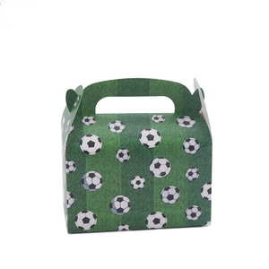Boîte à pâtisserie motif football avec décor de pelouse verte et poignée pratique