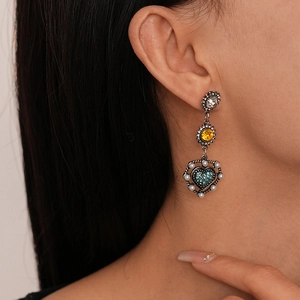 Orecchini a cuore vintage in argento antico con perle finte e cristalli su modella