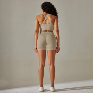 Vue détaillée du dos de l'ensemble de yoga kaki avec brassière croisée et short taille haute