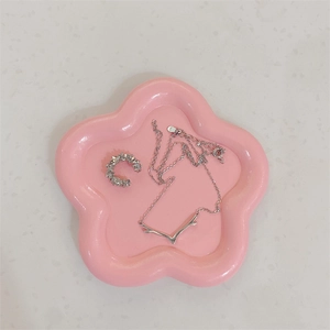 Rosa Keramik-Blumenschale für Schmuck mit silberner Kette und Ohrklemme als Dekoration