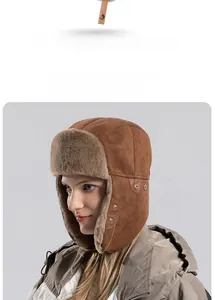 Detail der braunen Wildleder-Wintermütze mit warmem Futter und Metall-Druckknopf