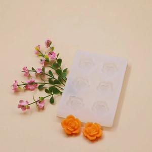 Détail du moule en silicone à 6 roses pour fondant avec décorations florales orange